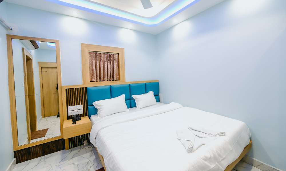 deluxe-king-room-book-hotels-in-bhubaneswar